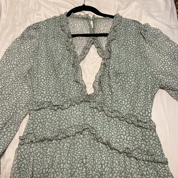 Light green backless, deep V long sleeve dress - Picture 2 of 3